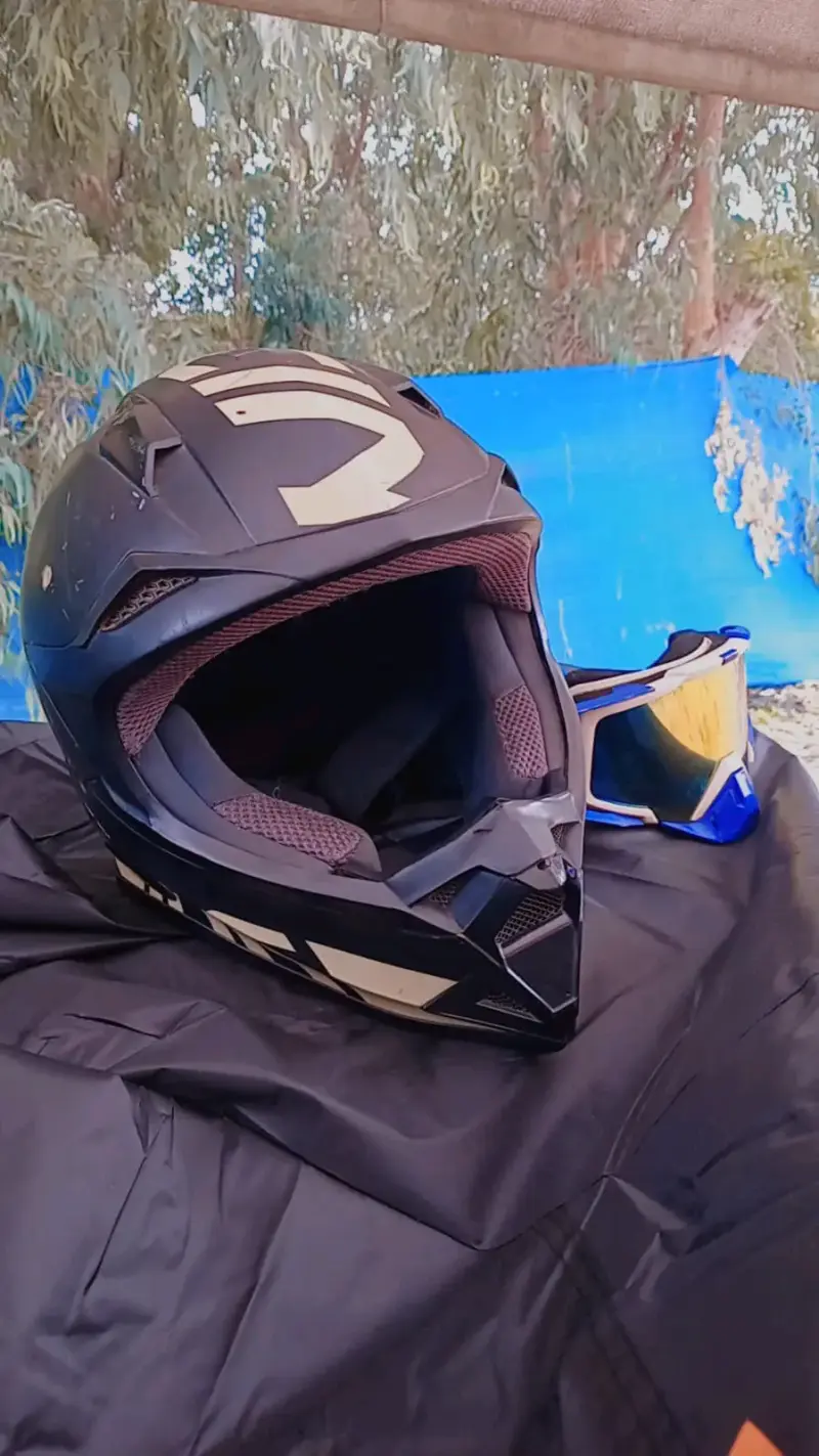 Casco de motocross negro con diseño moderno - 5