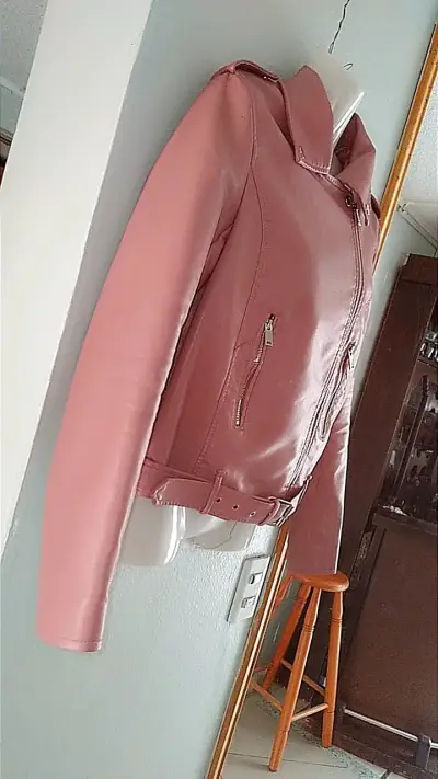 Chaqueta de cuero rosada para mujer - miniatura 4
