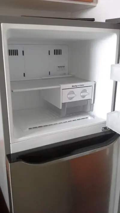 Refrigerador de acero inoxidable con congelador - miniatura 3