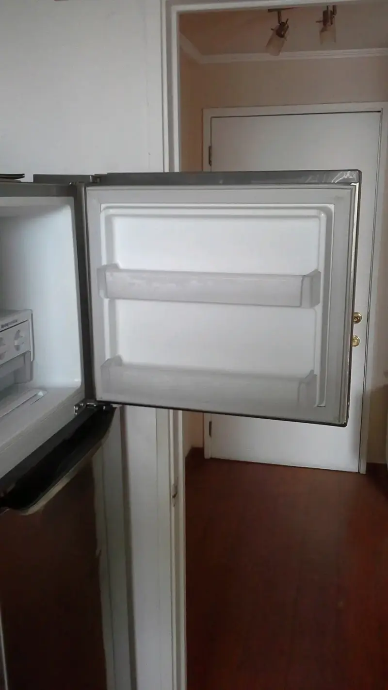 Refrigerador de acero inoxidable con congelador - 4