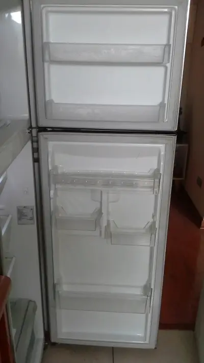 Refrigerador de acero inoxidable con congelador - miniatura 6