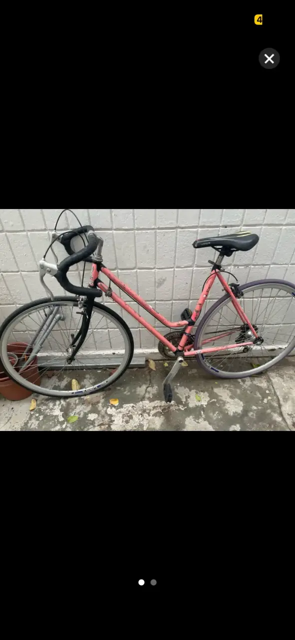 Bicicleta de carretera rosa para mujer
