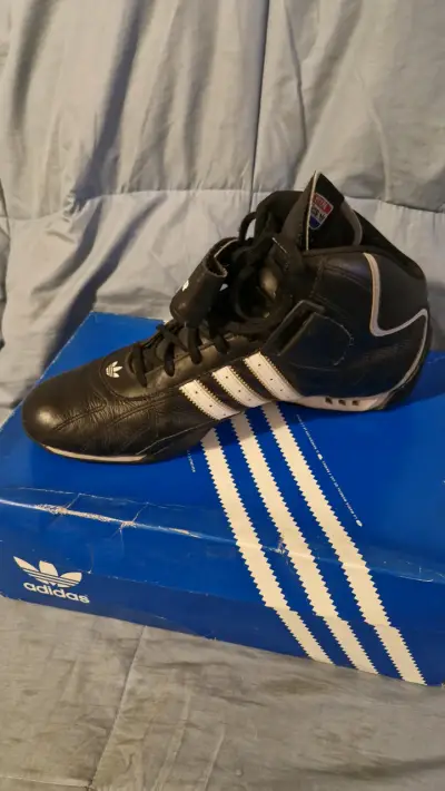 Zapatillas deportivas Adidas negras con detalles blancos - miniatura 1