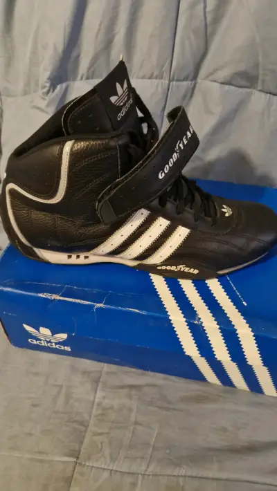 Zapatillas deportivas Adidas negras con detalles blancos - miniatura 2