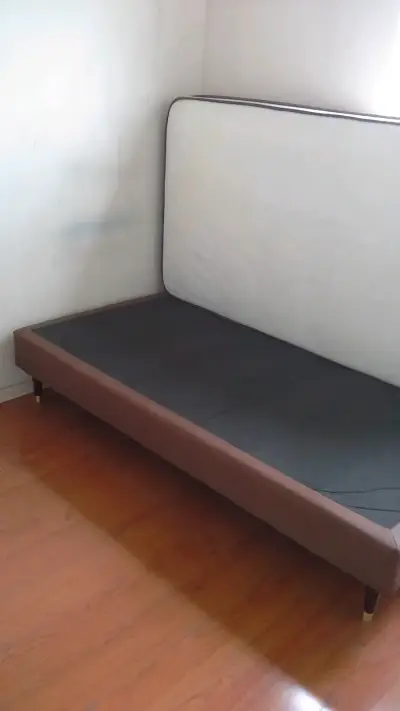 Cama 1 1/2 con velador y respaldo. - miniatura 2