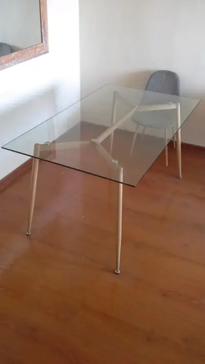 Mesa de vidrio con patas de madera y 6 sillas. - miniatura 1