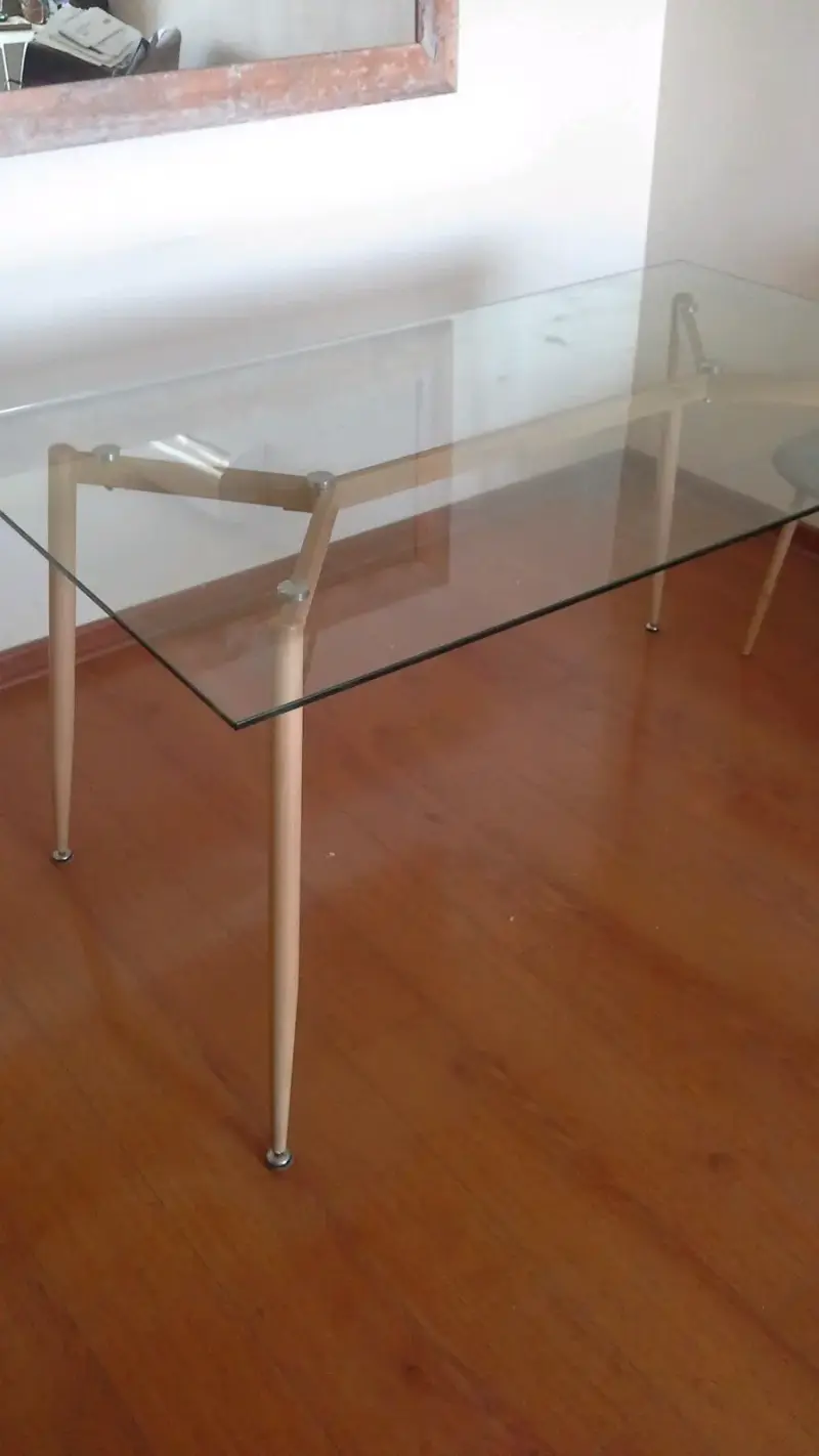Mesa de vidrio con patas de madera y 6 sillas. - 2
