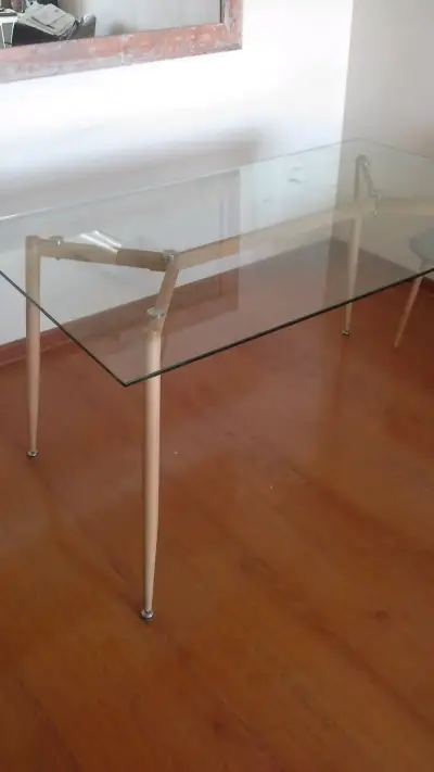 Mesa de vidrio con patas de madera y 6 sillas. - miniatura 2