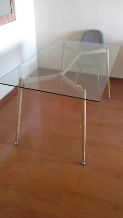 Mesa de vidrio con patas de madera y 6 sillas. - miniatura 3