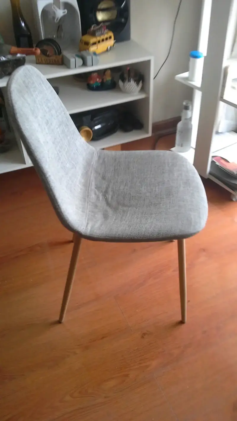 Mesa de vidrio con patas de madera y 6 sillas. - 4