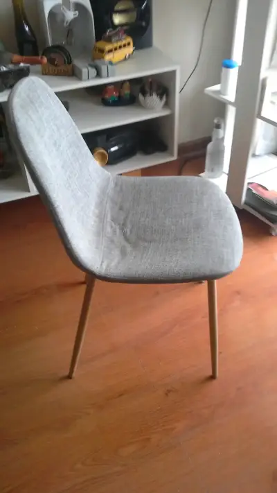 Mesa de vidrio con patas de madera y 6 sillas. - miniatura 4