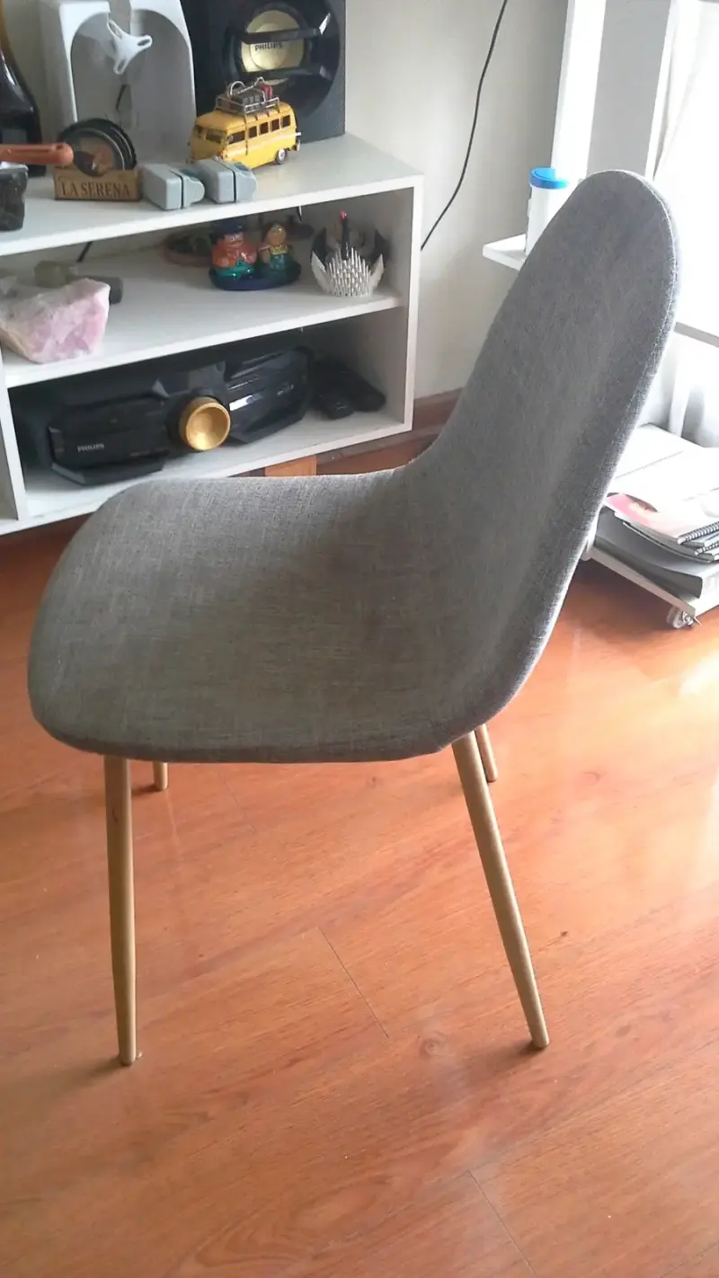 Mesa de vidrio con patas de madera y 6 sillas. - 5