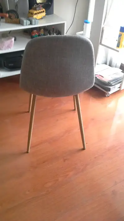 Mesa de vidrio con patas de madera y 6 sillas. - miniatura 6