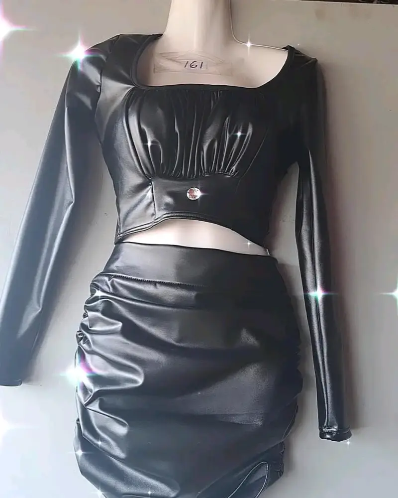 Conjunto de falda y top de cuero sintético negro - 1