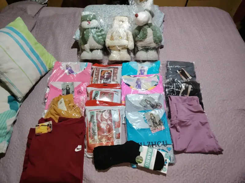 Lote de ropa variada para mujer y accesorios