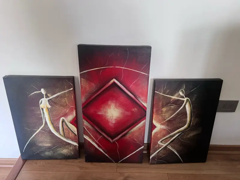 Tríptico de cuadros abstractos en tonos rojos