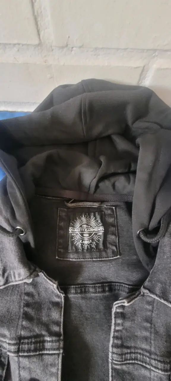 Chaqueta de mezclilla con capucha negra para hombre - 2