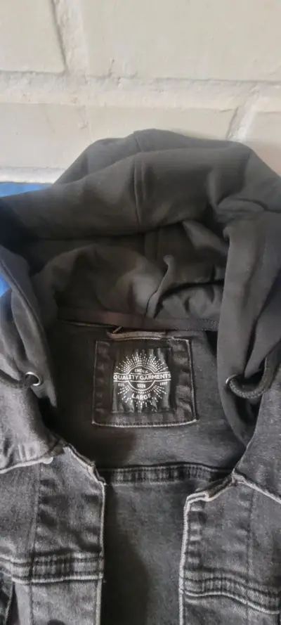 Chaqueta de mezclilla con capucha negra para hombre - miniatura 2