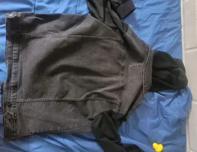 Chaqueta de mezclilla con capucha negra para hombre - miniatura 3