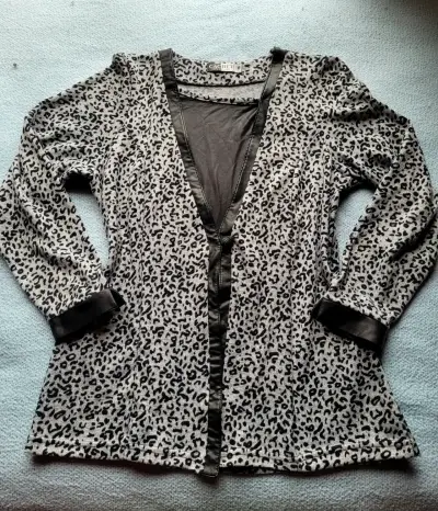 Cardigan de leopardo detalles negros en cuero - miniatura 1