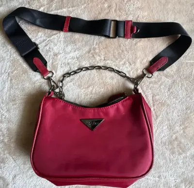 Cartera roja con correa ajustable y cadena - miniatura 1