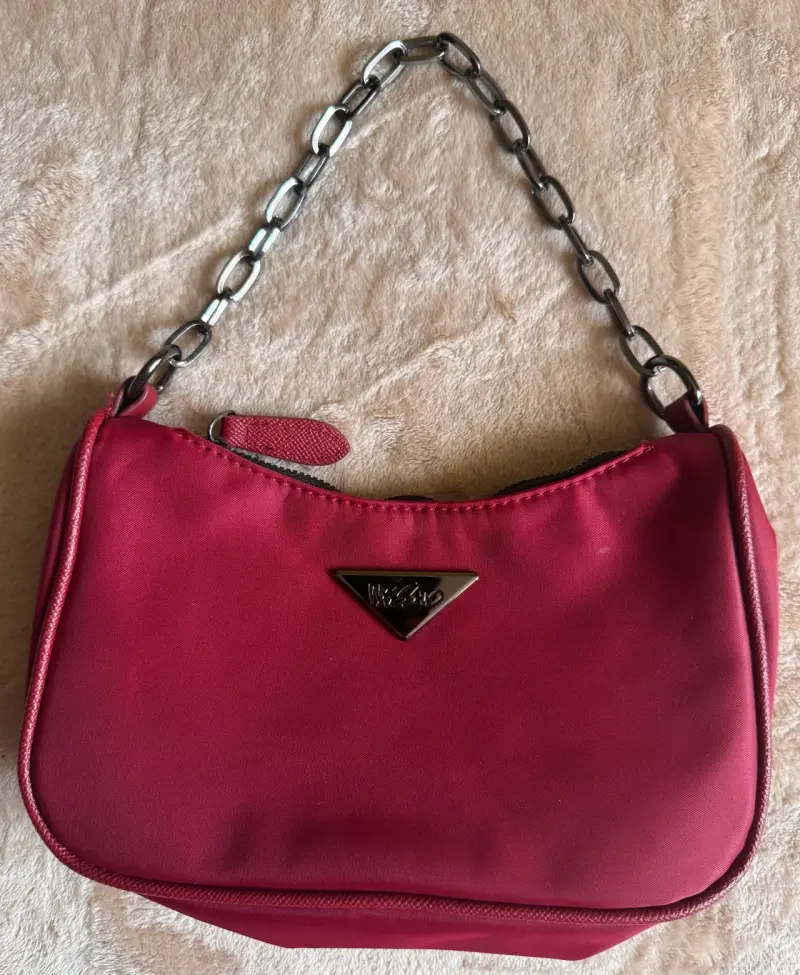 Cartera roja con correa ajustable y cadena - 2