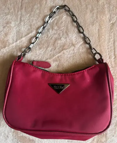 Cartera roja con correa ajustable y cadena - miniatura 2