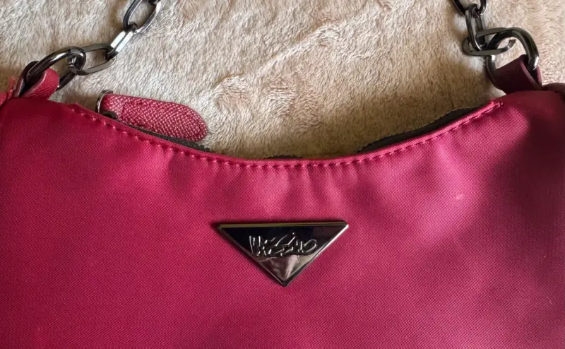 Cartera roja con correa ajustable y cadena - 3