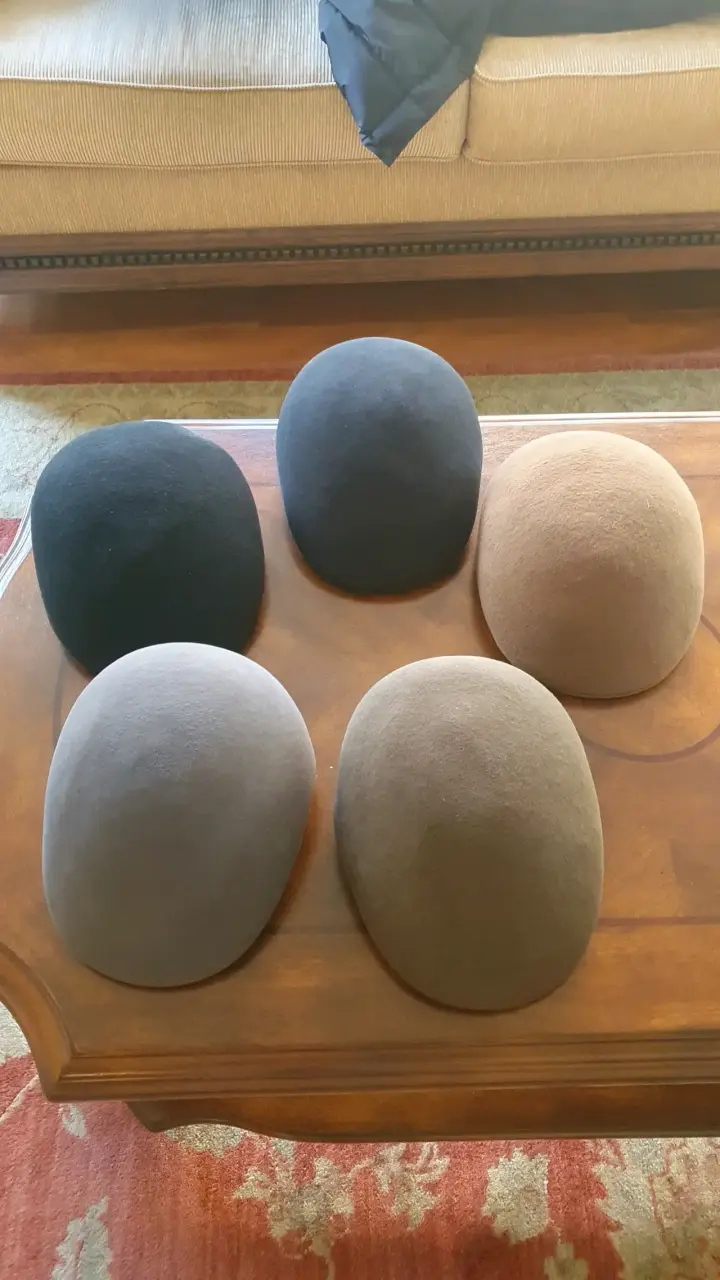 Conjunto de sombreros de fieltro en varios colores - 1