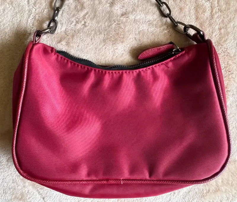 Cartera roja con correa ajustable y cadena - 4