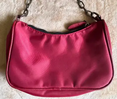 Cartera roja con correa ajustable y cadena - miniatura 4