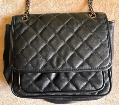 Cartera negra acolchada con cadena metálica - miniatura 1