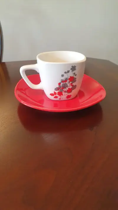 Juego de tazas con platos rojos y diseño floral - miniatura 1