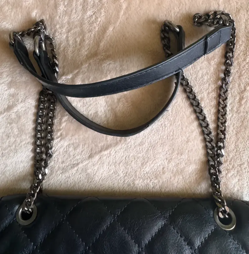 Cartera negra acolchada con cadena metálica - 2