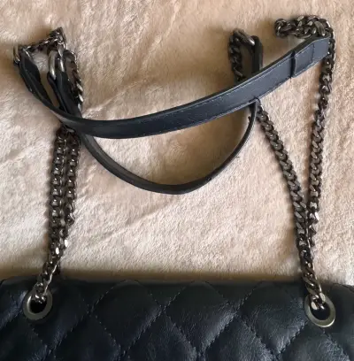 Cartera negra acolchada con cadena metálica - miniatura 2
