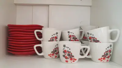 Juego de tazas con platos rojos y diseño floral - miniatura 2