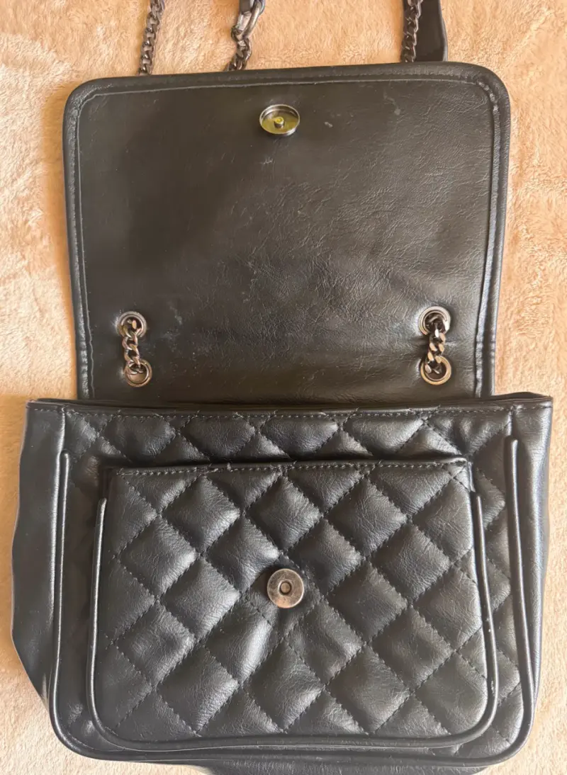 Cartera negra acolchada con cadena metálica - 3