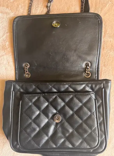 Cartera negra acolchada con cadena metálica - miniatura 3