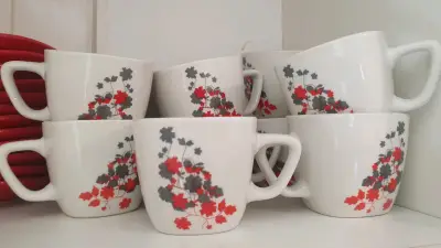 Juego de tazas con platos rojos y diseño floral - miniatura 3