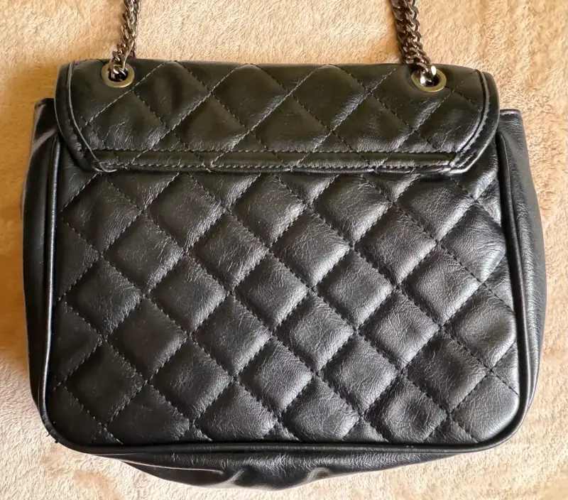Cartera negra acolchada con cadena metálica - 4