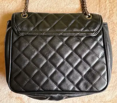 Cartera negra acolchada con cadena metálica - miniatura 4