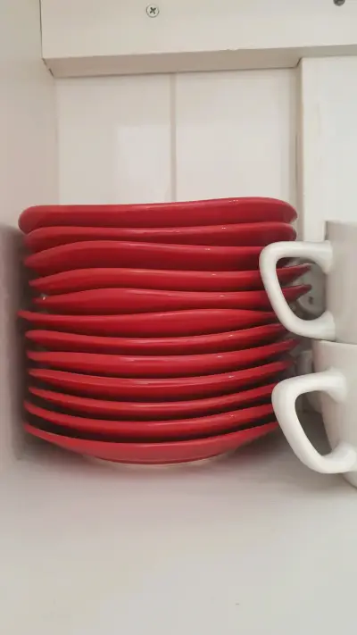 Juego de tazas con platos rojos y diseño floral - miniatura 4