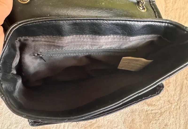 Cartera negra acolchada con cadena metálica - 5