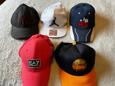 Lote de gorras variadas de marcas y estilos - miniatura 1