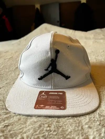 Lote de gorras variadas de marcas y estilos - miniatura 5