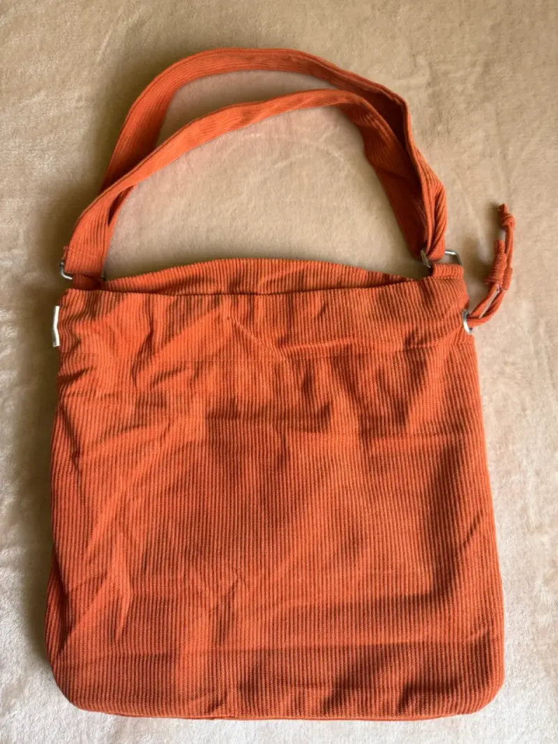 Bolso de tela naranja con diseño ajustable - 1