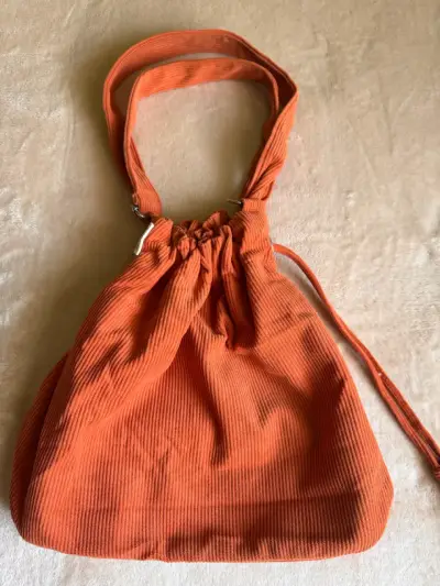 Bolso de tela naranja con diseño ajustable - miniatura 2