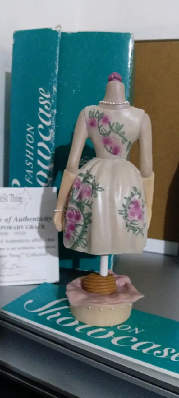 Figura Decorativa Fashion Showcase con Flores - 1