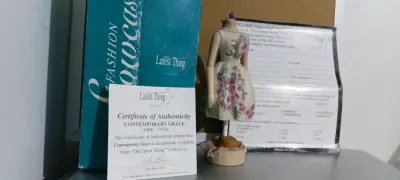 Figura Decorativa Fashion Showcase con Flores - miniatura 2