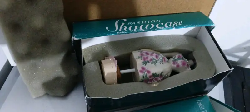 Figura Decorativa Fashion Showcase con Flores - 3